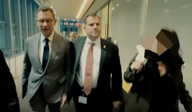 Νέο ΒΙΝΤΕΟ «ΦΩΤΙΑ» με τον Μπουρλά να μην απαντάει – ΕΣΠΡΩΞΕ την γυναίκα δημοσιογράφο η ασφάλειά του