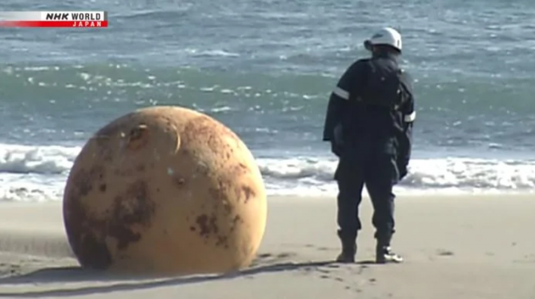 Ιαπωνία: Μυστήριο με τη σιδερένια μπάλα που ξεβράστηκε σε παραλία – Κατασκοπευτικό μπαλόνι, UFO ή Dragon Ball;