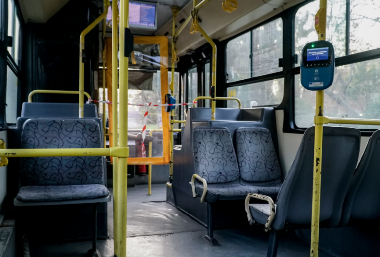 Άνδρας με τσεκούρι απειλούσε επιβάτες σε λεωφορείο στο κέντρο της Αθήνας