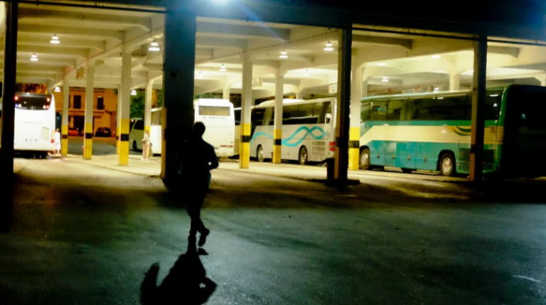 Πήρε το τιμόνι από τον οδηγό και σταμάτησε την τρελή πορεία του λεωφορείου του ΚΤΕΛ