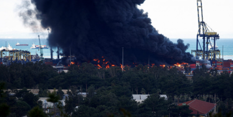 Τουρκία: Συνεχίζεται η φωτιά στο λιμάνι του Ισκεντερούν λόγω των σεισμών – Πλοία εκτρέπονται σε άλλα λιμάνια
