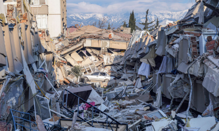 Σεισμός στην Τουρκία: Τρεις άνθρωποι βγήκαν ζωντανοί μετά από 10 ημέρες
