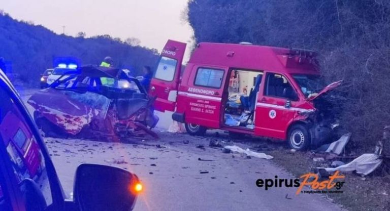 Φρικτό τροχαίο στα Ιωάννινα: Δύο νεκροί έπειτα από σφοδρή σύγκρουση ασθενοφόρου με ΙΧ