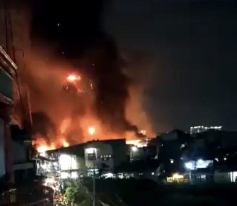 Μαζική πυρκαγιά καταλαμβάνει σταθμό αποθήκευσης καυσίμων στην Τζακάρτα