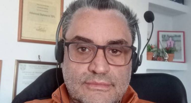 Κ. Αχαΐα: “Έφυγε” από τη ζωή ο καθηγητής αγγλικών Γιάννης Κατσαρός – ΣΟΚ στην τοπική κοινωνία