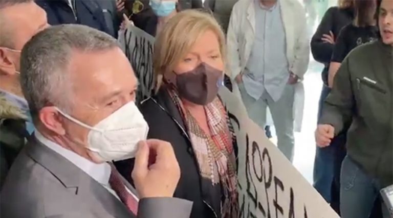 Με αποδοκιμασίες και γιουχαρίσματα υποδέχθηκαν την αναπληρώτρια υπουργό Υγείας οι φοιτητές στο ΠΓΝΑ