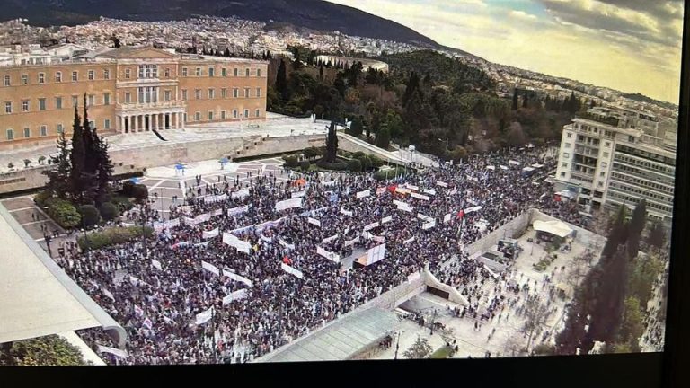 EKTAKTO : Εξω απο το κτιριο του Ροθτσαιλντ μαζευτηκε μεγαλο πληθος Τωρα !!