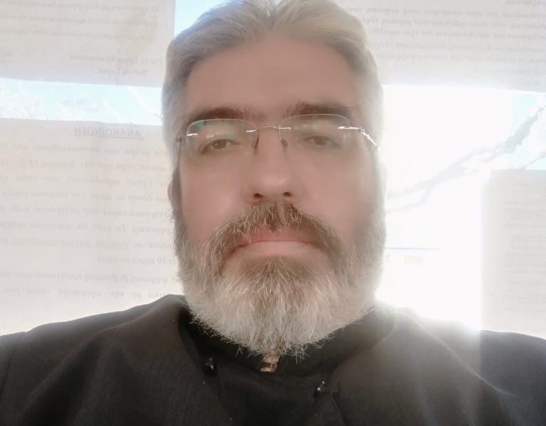 Ο Πρεσβύτερος Αλέξανδρος Τζανής, ετών 52, καθώς οδηγούσε υπέστη ανακοπή καρδιάς, προσέκρουσε σε γέφυρα και συνέχισε στην αιωνιότητα  Έφυγε πλήρως εμβολιασθής αλλά όχι πλήρης ημερών