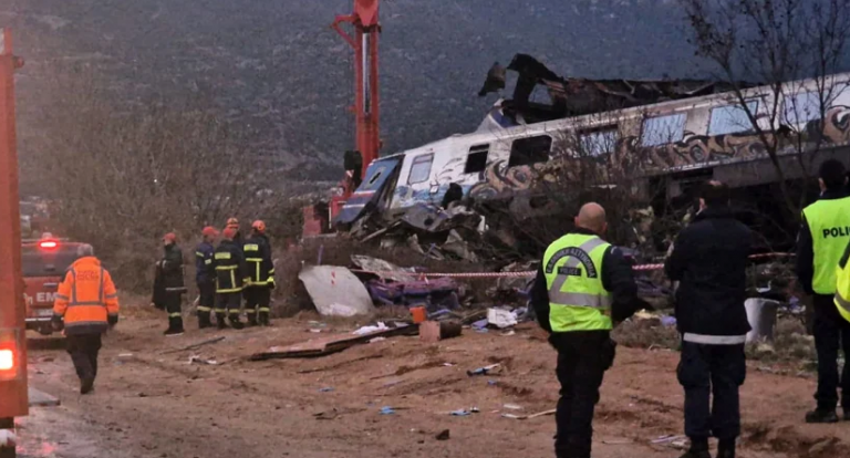 Σύγκρουση τρένων στη Λάρισα: Το μοιραίο λάθος του σταθμάρχη Λάρισας που έφερε την τραγωδία – Συνελήφθη μετά την κατάθεση