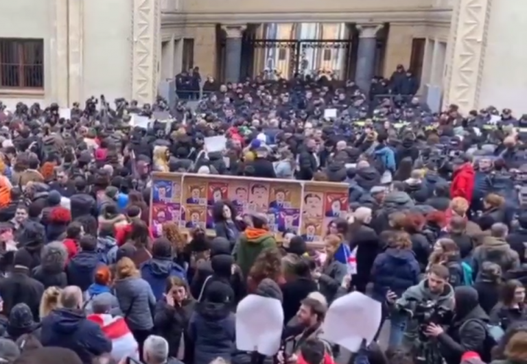 Ο κακός χαμός στη Γεωργία! ΞΥΛΟ στη Βουλή – Ο κόσμος στους δρόμους