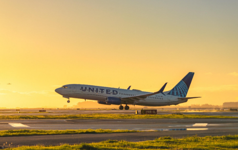 United Airlines: Αναγκαστική προσγείωση αεροσκάφους λόγω «βιολογικού κινδύνου» – Επιβάτες και πλήρωμα έκαναν εμετό