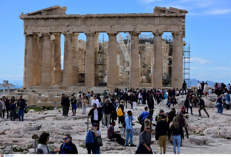 Ακρόπολη: Κύπριος αφαίρεσε μάρμαρα και 33 πέτρες από τον Ιερό Βράχο και συνελήφθη