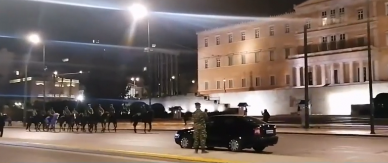 Γιατί βγήκαν άλογα και αναβάτες σε Αμαλίας και Πανεπιστημίου τα ξημερώματα