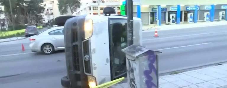 Θεσσαλονίκη: Φορτηγάκι έπεσε πάνω σε στάση του ΟΑΣΘ