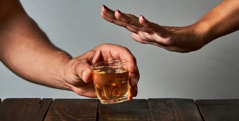 Ως εξαρτησιολόγος, λέω ότι όλοι μπορούν να σταματήσουν να πίνουν