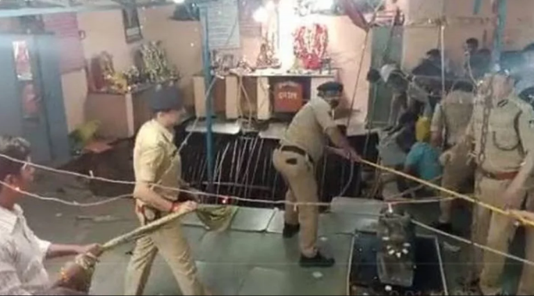 Τραγωδία στην Ινδία: 12 νεκροί από κατάρρευση δαπέδου σε ναό – Τουλάχιστον 25 άνθρωποι εγκλωβισμένοι σε πηγάδι