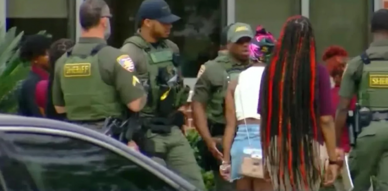 ΗΠΑ: Μαζικός καβγάς μεταξύ 200 μαθητών και γονέων σε λύκειο -Επέμβαση της αστυνομίας και 10 συλλήψεις