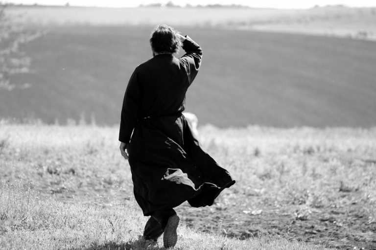 Θρήνος για τον Παπα-Στέφανο, πατέρα έξι παιδιών που «έφυγε» ξαφνικά σε ηλικία 57 ετών