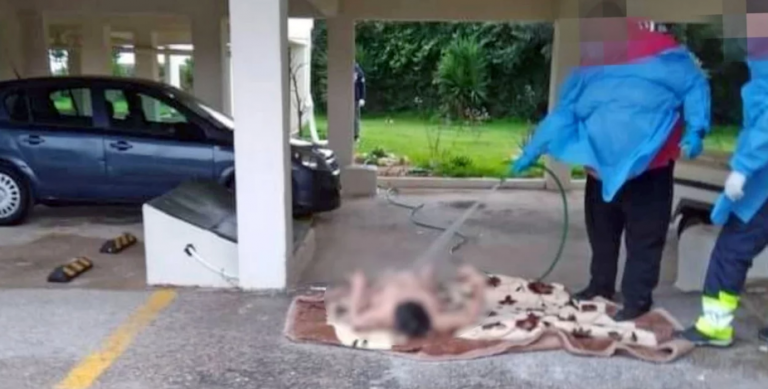 Μεσαίωνας στον Ωρωπό: Η εικόνα-σοκ με υπαλλήλους ιδιωτικού ασθενοφόρου του δήμου να πλένουν με λάστιχο γυναίκα