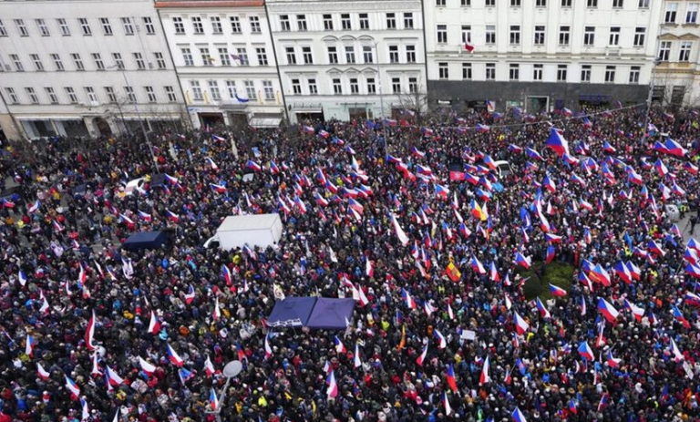 Χιλιάδες διαδηλώνουν στην Τσεχία εναντίον της φτώχειας και των παραδόσεων όπλων στην Ουκρανία