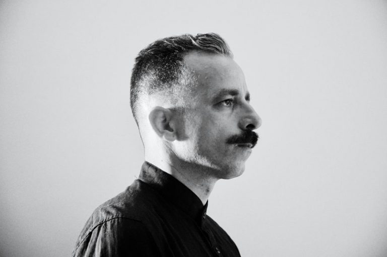 «Προχώρησε μπροστά, μόνος, πάντα θαρραλέος και τολμηρός»: «Έφυγε» νωρίς από τη ζωή ο 44χρονος συνθέτης Γιώργος Κουβαράς