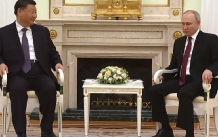 «Ο Πούτιν είναι φίλος», είπε ο Σι από τη Μόσχα – Ζηλεύουμε την ανάπτυξη της Κίνας, απάντησε ο Πούτιν
