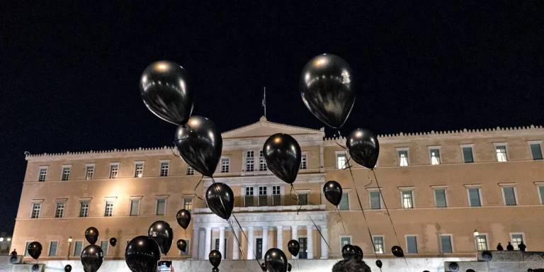 ΑΠΟ ΤΟΥΣ ΜΑΥΡΟΥΣ ΚΥΚΝΟΥΣ ΣΤΑ… ΜΑΥΡΑ ΜΠΑΛΟΝΙΑ