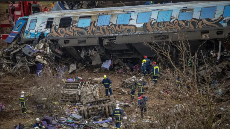 Σύγκρουση τρένων – Ιατροδικαστής Λάρισας: Στους 57 οι νεκροί – Πάνω από 10 σάκοι με ανθρώπινα μέλη