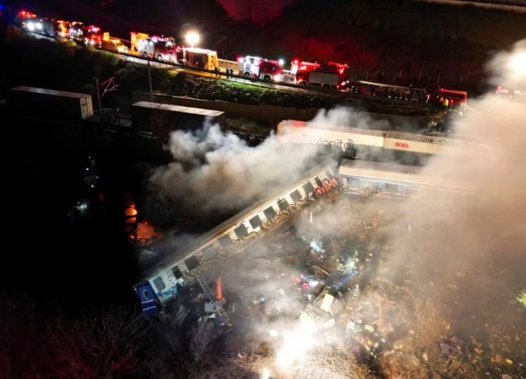 «Τρακάρει το τρένο ξανά στο μυαλό μου και δεν προλαβαίνω» – Συγκλονίζει φοιτητής δύο χρόνια μετά το δυστύχημα στα Τέμπη