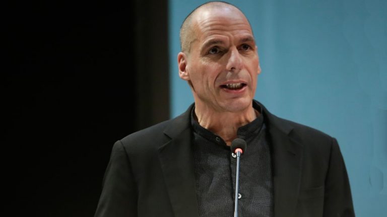 Ξυλοκοπήθηκε άγρια ο Γιάνης Βαρουφάκης στα Εξάρχεια -Μεταφέρθηκε στον Ευαγγελισμό