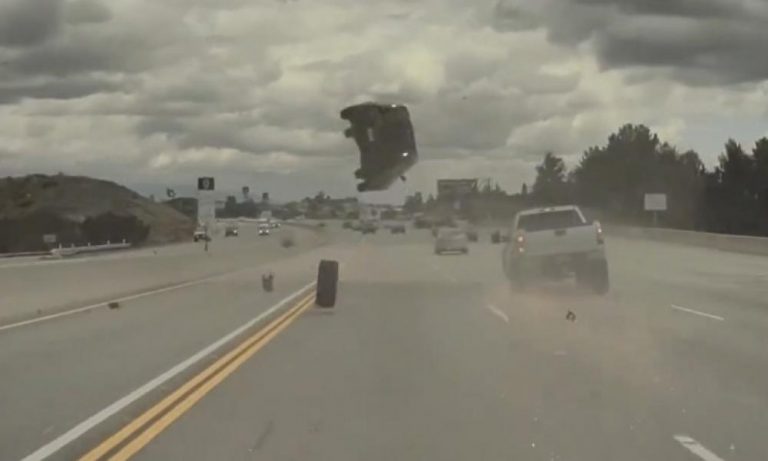 Συγκλονιστικό ατύχημα σε δρόμο των ΗΠΑ: Αυτοκίνητο πήρε τούμπες από τον αποκολλημένο τροχό ενός φορτηγού