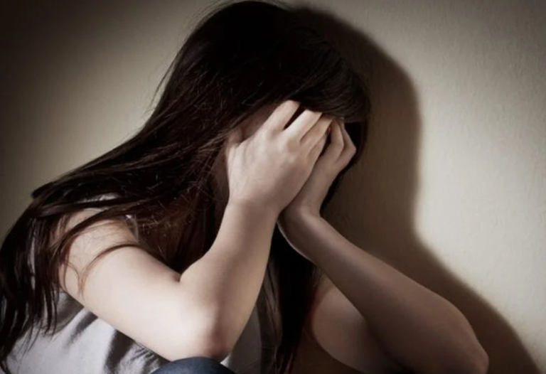 ΑΥΤΗ ΕΙΝΑΙ Η ΠΡΟΣΤΑΣΙΑ ΤΗΣ 12ΧΡΟΝΗΣ; “ΜΑΣΚΟΦΟΡΟΙ ΑΣΤΥΝΟΜΙΚΟΙ ΣΤΑΜΑΤΗΣΑΝ ΜΕ ΑΥΤΟΜΑΤΑ ΟΠΛΑ ΤΟ ΙΧ ΠΟΥ ΜΕΤΕΦΕΡΕ ΤΟ ΚΟΡΙΤΣΙ” ΚΑΤΑΓΓΕΛΛΕΙ Η ΔΙΚΗΓΟΡΟΣ ΤΗΣ