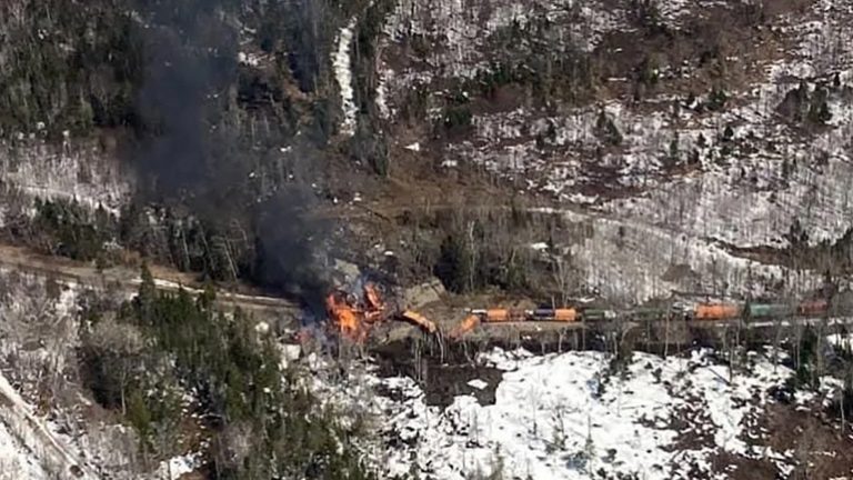ΗΠΑ: Εκτροχιασμός τρένου και πυρκαγιά στο Μέιν – Τρεις τραυματίες