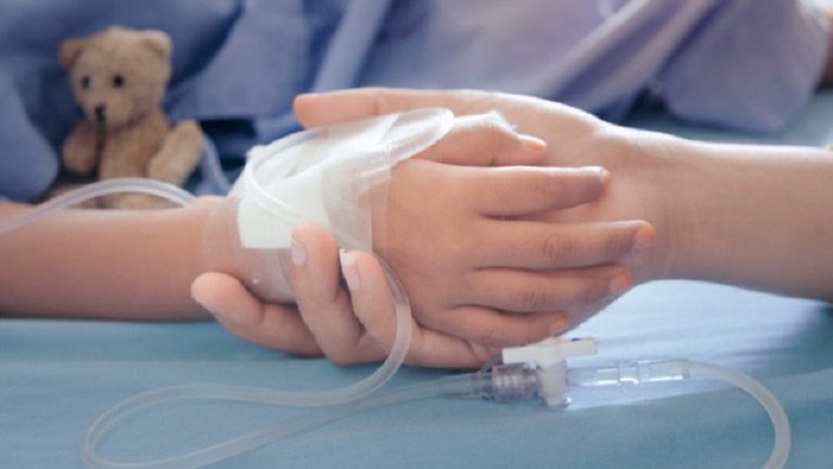 ΚΡΑΤΟΣ ΑΝΑΛΓΗΤΟ! ΕΝΑ ΠΑΙΔΙ ΧΡΕΙΑΖΕΤΑΙ ΤΑ ΦΑΡΜΑΚΑ ΤΟΥ ΚΑΙ ΤΟΥΣ ΛΕΝΕ “ΠΕΡΑΣΤΕ ΑΥΡΙΟ” – ΚΙΝΔΥΝΕΥΕΙ ΕΝΑ ΑΝΗΛΙΚΟ ΓΙΑΤΙ… ΕΠΕΣΕ ΤΟ ΣΥΣΤΗΜΑ – ΜΑΡΕΒΑ ΓΚΡΑΜΠΟΦΣΚΙ ΑΦΙΕΡΩΜΕΝΗ Η ΑΠΙΣΤΕΥΤΗ ΚΑΤΑΓΓΕΛΙΑ ΜΙΑΣ ΜΑΝΑΣ ΣΕ ΣΕΝΑ