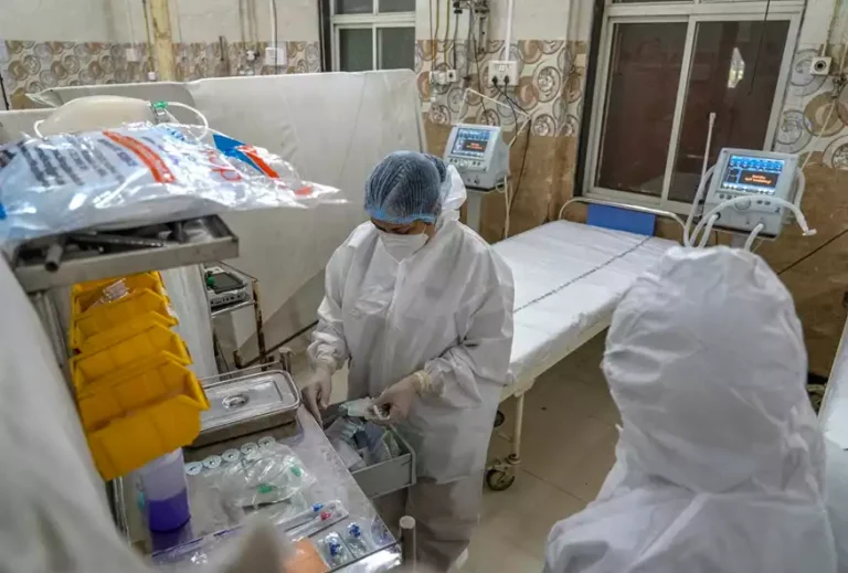 «Αρκτούρος»: Πόσο ανησυχούν οι επιστήμονες για νέα έξαρση της πανδημίας; Ο καθηγητής Τριανταφυλλίδης εξηγεί