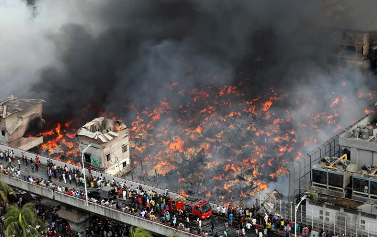 Κόλαση φωτιάς σε αγορά με 3.000 καταστήματα στο Μπανγκλαντές