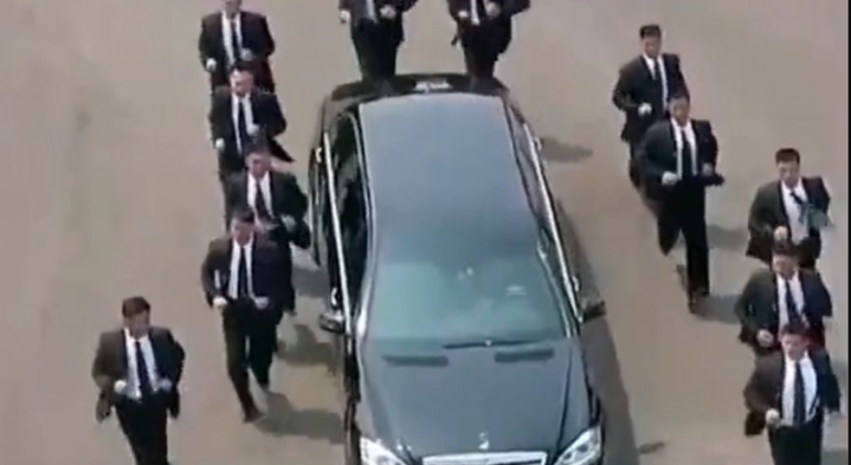 Η τεράστια φρουρά του Ερντογάν τρέχει πίσω από το αμάξι του – Σάλος εν μέσω ακρίβειας στην Τουρκία