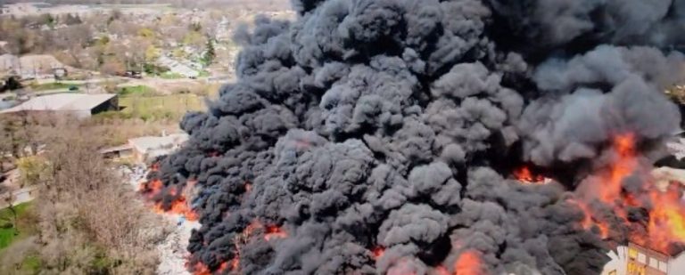 ΗΠΑ: Μεγάλη πυρκαγιά σε χώρο αποθήκευσης πλαστικών- Τοξικό νέφος πάνω από το Ρίτσμοντ