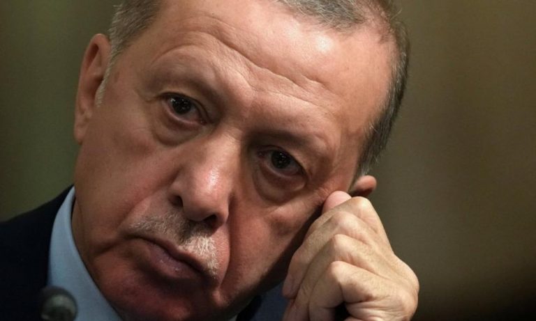 “Κατέρρευσε” κατά τη διάρκεια τηλεοπτικής συνέντευξης ο Ερντογάν – Τι συμβαίνει με την υγεία του