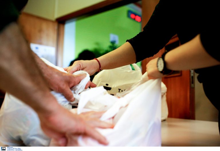 «Αφού απέτυχαν στα εμβόλια, τα ενσωματώνουν στα τρόφιμα» – Καταγγελία «ΒΟΜΒΑ»