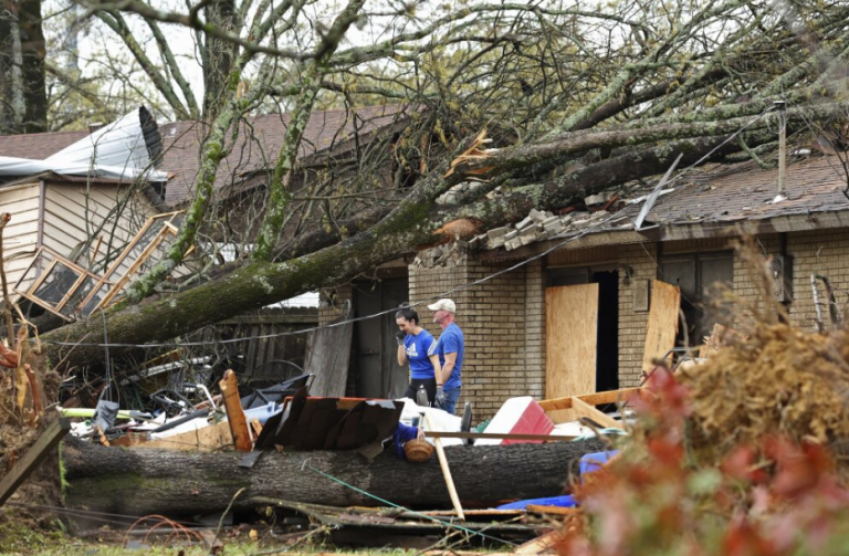 ΗΠΑ: Τουλάχιστον 18 οι νεκροί από ανεμοστρόβιλους και σφοδρές καταιγίδες – Πάνω από 650.000 σπίτια χωρίς ηλεκτροδότηση