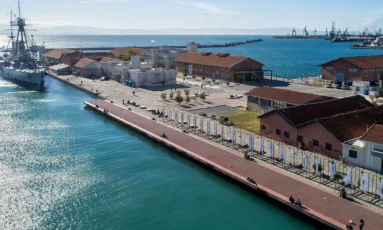 Συναγερμός στο λιμάνι της Θεσσαλονίκης: Υπερχείλισε δεξαμενή πετρελαίου φορτηγού πλοίου