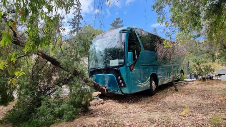 Αίγινα: Τροχαίο ατύχημα με πούλμαν – Τραυματίστηκαν τρεις μαθήτριες