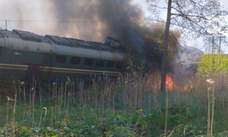 Ρωσία: Εμπορική αμαξοστοιχία εκτροχιάστηκε και «λαμπάδιασε» μετά από έκρηξη μηχανισμού