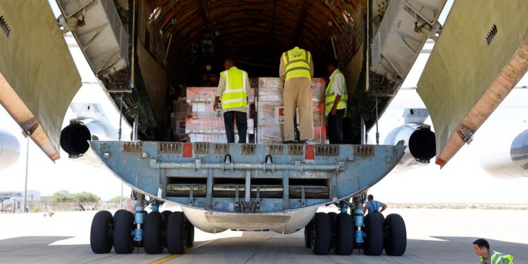 Σουδάν: Έφτασαν 30 τόνοι ιατρικής βοήθειας – Πάνω από 2 εκατομμύρια άνθρωποι κινδυνεύουν από υποσιτισμό