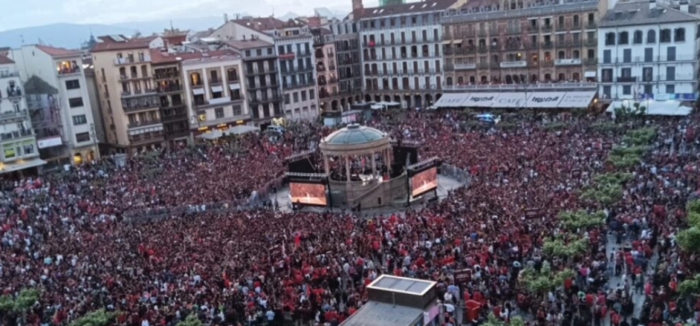 Τρόμος στην Παμπλόνα, έπεσε γιγαντοθόνη την ώρα που οπαδοί της Οσασούνα έβλεπαν τον τελικό του Κυπέλλου Ισπανίας