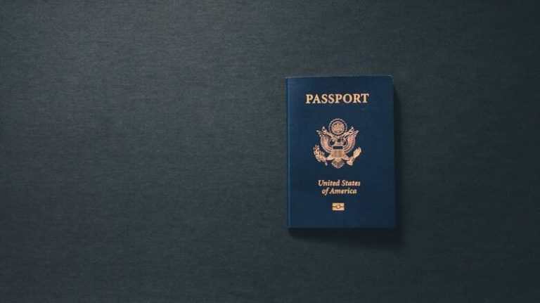 Κλοπή 81 διαβατηρίων από σταθμευμένο κούριερ στην Καλλιθέα