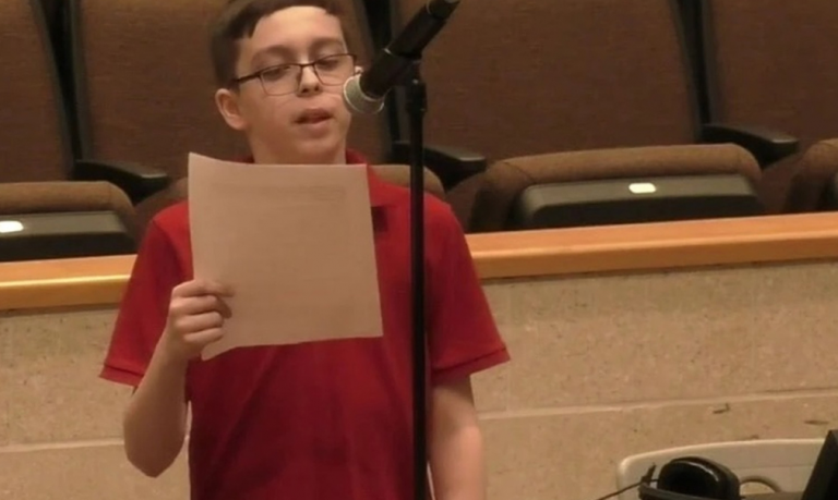 Έφηβος αποβλήθηκε απ’ το σχολείο, γιατί φορούσε μπλουζάκι που έγραφε «υπάρχουν μόνο δύο φύλα».