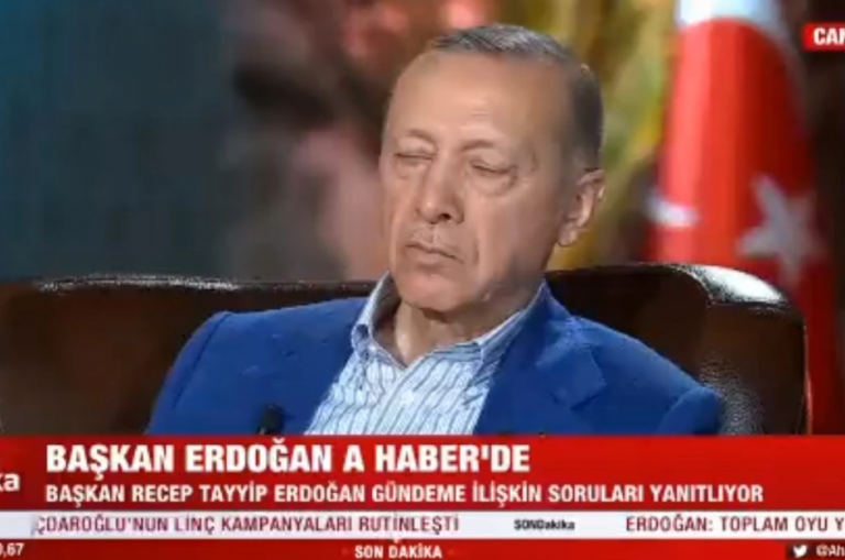 Εκλογές στην Τουρκία: Ο Ερντογάν… κοιμήθηκε ενώ έδινε διακαναλική συνέντευξη