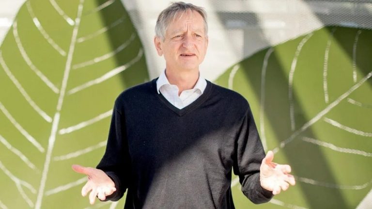 Τεχνητή νοημοσύνη: Οι ανησυχίες πίσω από την παραίτηση Χίντον – «Κανείς δεν θα μπορεί να γνωρίζει τι είναι αλήθεια»